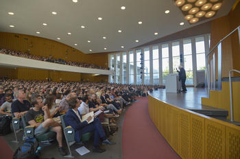 In a packed auditorium, those present attentively followed Bernie Sanders’ speech in which he touched upon the relationship between Europe and the USA. 