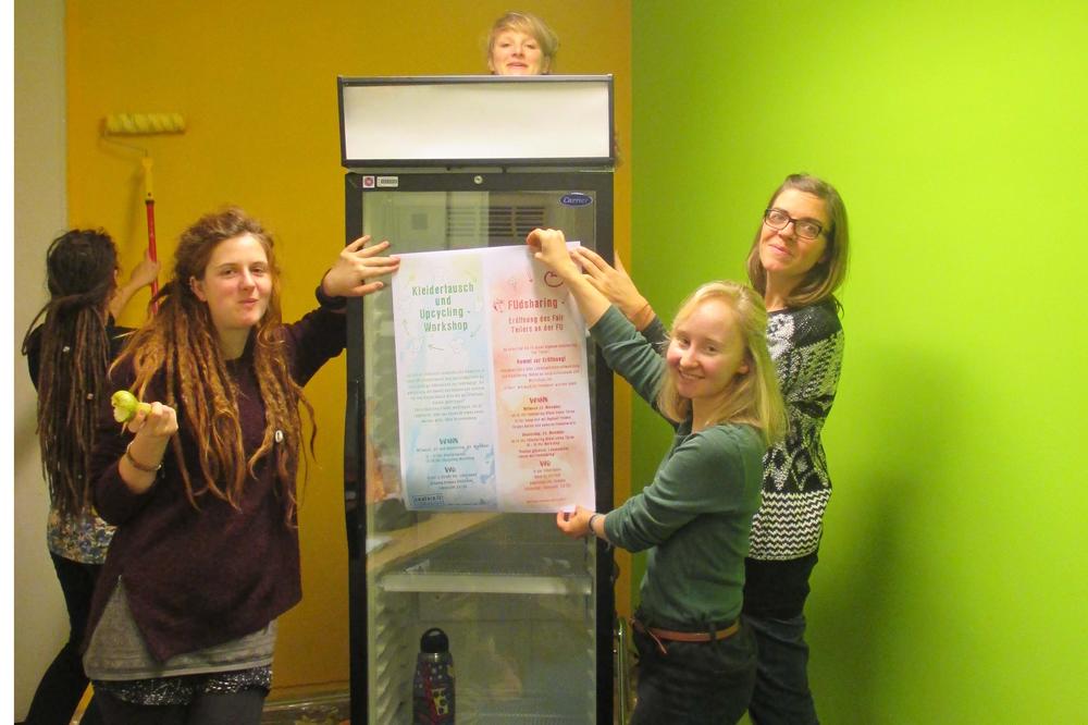 Die Vorbereitungen sind in vollem Gange: Das FUdsharing-Team beim Renovieren des Raumes. Für die Abgabe- und Verteilstelle des foodsharing-Projekts an der Freien Universität hat das Studierendenwerk einen Kühlschrank gesponsert.