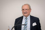 Peter Lange,Vorstandsvorsitzender der Ernst-Reuter-Gesellschaft, hieß die Gäste sowie Preisträgerinnen und Preisträger ebenfalls willkommen.
