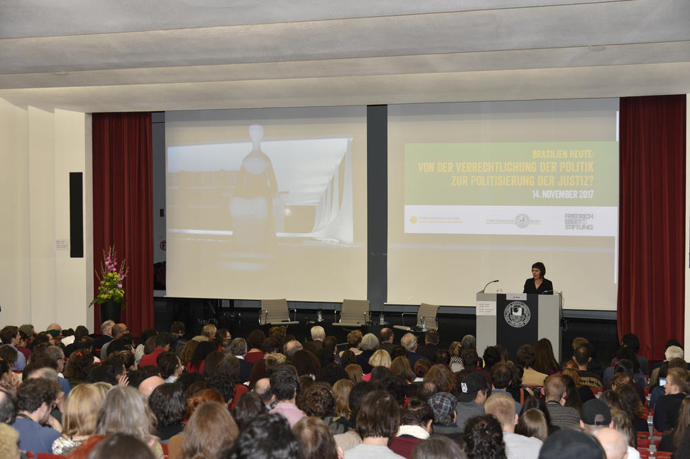 Barbara Fritz, Wirtschaftswissenschaftlerin mit dem Schwerpunkt Lateinamerika, führte in die Veranstaltung ein.