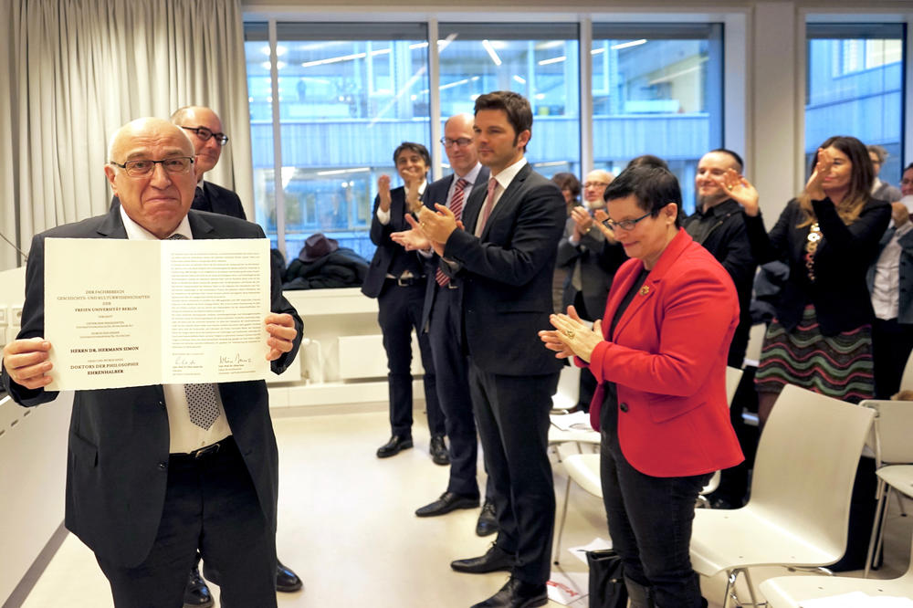 Hermann Simon erhält die Ehrendoktorwürde des Fachbereichs Geschichts- und Kulturwissenschaften.