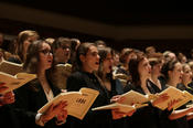 Mit großer Inbrunst sangen die Mitglieder des großen Chors Verdis Requiem.