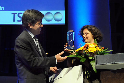 Im Rahmen einer Festveranstaltung überreicht Wirtschaftsstaatsekretärin Almuth Nehring-Venus den „Transferpreis WissensWerte“ 2008 an Prof. Raul Rojas von der Freien Universität Berlin