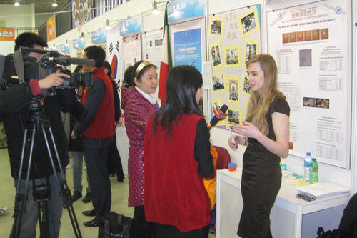 Janina Bach präsentierte ihre Forschungsergebnisse anlässlich des Pekinger Wissenschaftsfestivals „Beijing Youth Science Creative Competition“