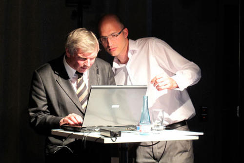 Der Neurologe Eckart Altenmüller und der Flötist Michael Schmid bereiten sich auf das Konzert im Radialsystem vor.