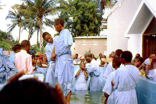 Das Taufritual einer Heilungskirche in Dar Es Salam, Tansania