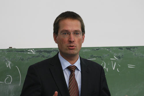 Dr. Georg Rosenfeld ist Leiter der Hauptabteilung Unternehmensentwicklung, Strategien und Programme der Fraunhofer Gesellschaft