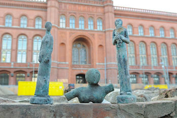 Bei der Grabung vor dem Roten Rathaus entdeckt: Skulpturen von Gustav Heinrich Wolff (stehende Gewandfigur, links); Naum Slutzky (weibliche Büste, Mitte) und ein unidentifiziertes Werk