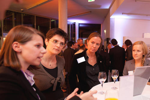 Nachwuchswissenschaftlerinnen im Gespräch: Dorit Modersitzki (CCD), Uta Brunner (Uni Düsseldorf), Claudia Arntz (Uni Köln), Erle Wright (Oxford Research)