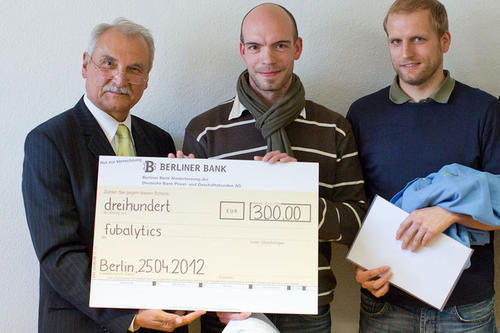 Der zweite Preis ging an das Team „Fubalytics: Alexander Bitzke (M.), René Lindner (r.)