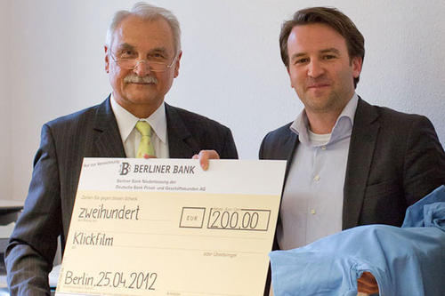Felix Daub (r.) gewinnt den dritten Platz und 200 Euro Preisgeld im internen Businessplan-Wettbewerb der Freien Universität Berlin.