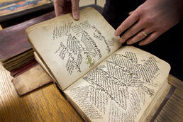 Jahrhundertealte Handschriftentradition:  Die Teilnehmerinnen und Teilnehmer des Workshops beschäftigten sich intensiv mit den historischen Quellen.