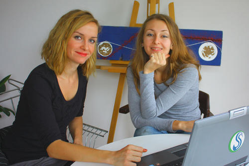 Engagiert gegen Cybermobbing: Katharina Bannicke (links) und Svetlana Poznyak klären Schulkinder über die potenziellen Gefahren sozialer Netze auf.