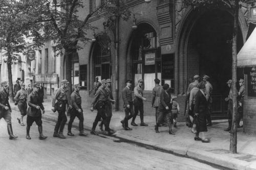Verfolgung politischer Gegner von 1933 bis1939: Besetzung des Gewerkschaftshauses am Engelufer in Berlin durch die SA am 2. Mai 1933.