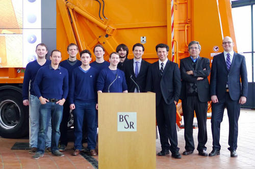 Das Team von „AutoNOMOS Systems“ mit den drei Gründungsmitgliedern Patrick Vogel (ganz rechts), Tinosch Ganjineh (3. v. r.) und Michael Schnürmacher (4. v. r.) sowie Prof. Dr. Raúl Rojas (2. v. r.).
