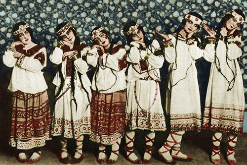 Le Sacre du Printemps 1913: Tänzerinnen der Ballets Russes, Originalaufnahme von Charles Gerschel.