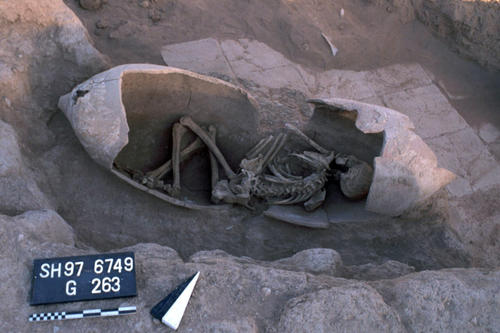 Verstorbene wurden im 2. Jahrhundert v. Chr. in sogenannten Doppeltopf-Gräbern bestattet.