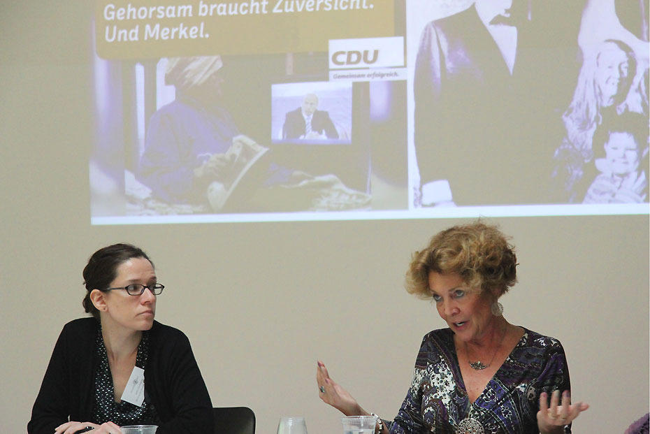 Jenny Wüstenberg (l.) und Joyce Mushaben diskutieren mit dem Plenum des Sommer-Workshops über Fragen zur deutschen Identität.