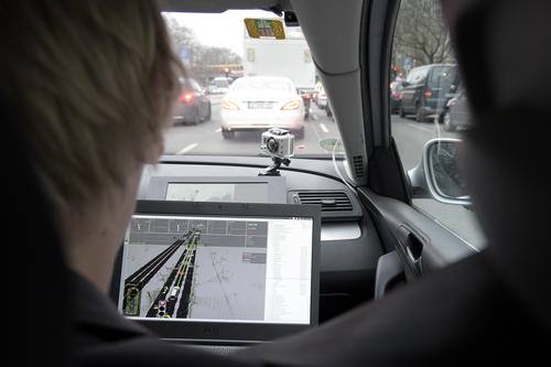 Der Beifahrer verfolgt auf seinem Laptop, wie das Auto seine Umgebung wahrnimmt.