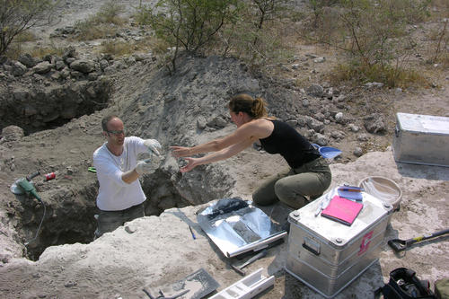 Kai Hartmann und seine Kollegen suchen nach Hinweisen auf einen steinzeitlichen See. Damit wäre belegt, dass seinerzeit in der Kalahari ein weniger trockenes Klima geherrscht hat als bislang angenommen. Rechts im Bild die Studentin Venise Bayer.