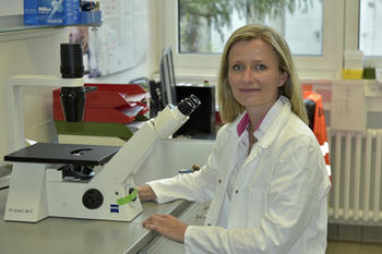 Junior professor Sarah Hedtrich studies the causes of atopic dermatitis at the Institute of Pharmacy at Freie Universität.