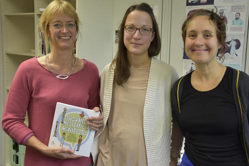 (v. l. n. r.) Irmela Marei Krüger-Fürhoff, Leiterin von PathoGraphics, und ihre Mitarbeiterinnen Nina Schmidt (Mitte) und Stef Lenk.