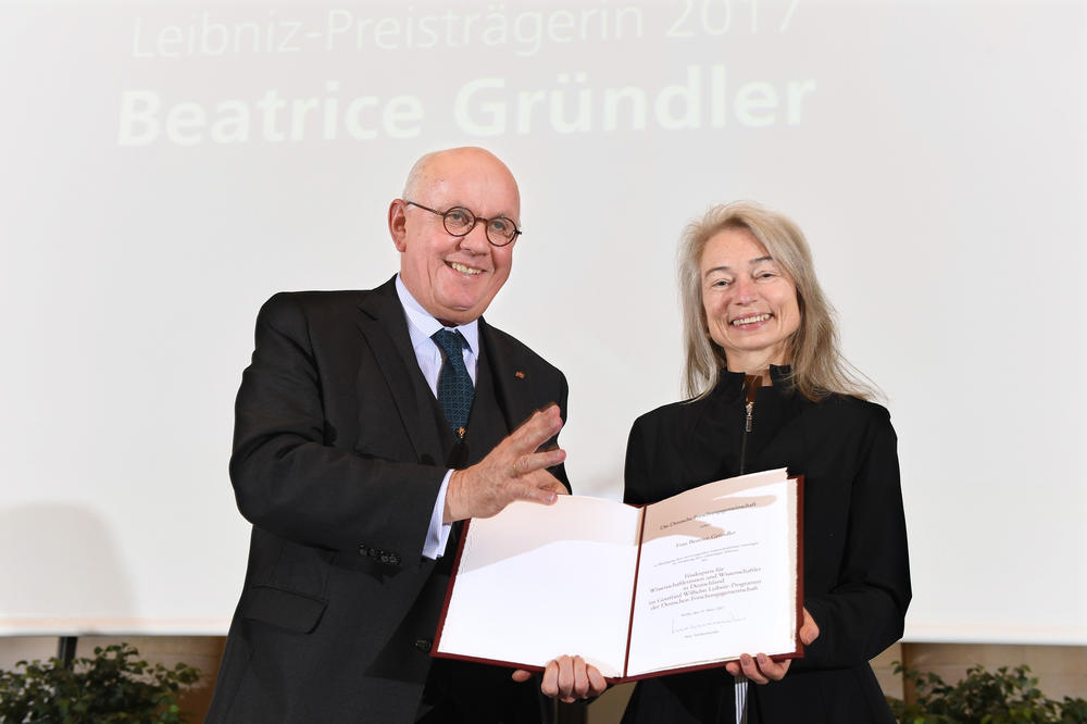 Eine Ehre: Peter Strohschneider, Präsident der Deutschen Forschungsgemeinschaft überreicht Beatrice Gründler den Gottfried-Wilhelm-Leibniz-Preis 2017.