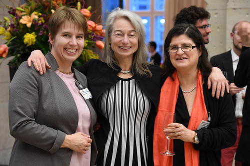Beim feierlichen Empfang gab es viele strahlende Gesichter: Hier die Kanzlerin der Freien Universität Andrea Bör, Leibniz-Preisträgerin Beatrice Gründler und Arabistin Isabel Toral-Niehoff.