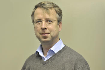 Prof. Dr. Georg von Samson-Himmelstjerna ist Geschäftsführender Direktor des Instituts für Parasitologie und Tropenveterinärmedizin an der Freien Universität.