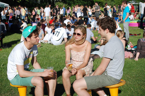 Bild: Herrlicher Sonnenschein und kühle Getränke: Die Stimmung beim Sommerfest der Wirtschaftswissenschaftler war entspannt.