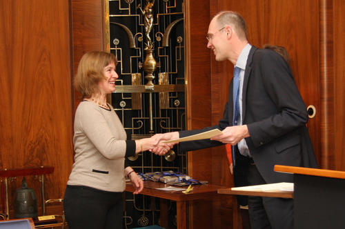 Präsident Peter-André Alt dankt Susanne Schmutzler für ihre lange Verbundenheit zur Universität.