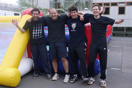 So sehen Sieger aus: das Team "Mate-Matiker" kam beim Human-Table-Soccer-Turnier auf den ersten Platz...