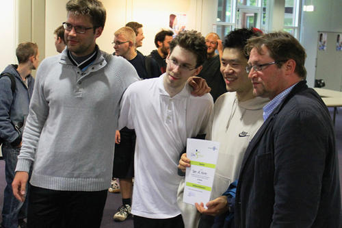 ... das „TEAM AG Alexiev“ vom Fachbereich Physik kam auf den 2. Platz (rechts im Bild Jörg Förster, Leiter des Hochschulsports)...