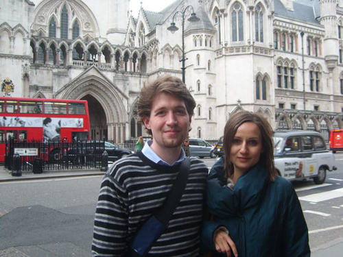 Iva Netsova und Michael-George Griebling vor den Royal Courts of Justice (Königliche Gerichtshöfe) in London