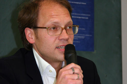 Jens König, Reporter im Hauptstadtbüro der Zeitschrift "stern", sprach über "Nationaltheater - Politik als Inszenierung".