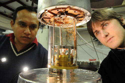 Einsatz eines Lasersystems zur Untersuchung schneller Prozesse im Fentosekunden-Bereich am Fachbereich Physik