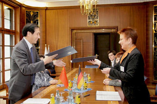Übergabe der Veträge: Prof. Christine Keitel-Kreidt (rechts) und Prof. Zhang Guoyou (links)