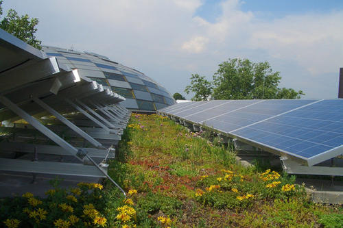 Die Photovoltaikanlage auf dem Dach des Gebäudekomplexes für die Geisteswissenschaften zählt zu den größten Solaranlagen in Berlin