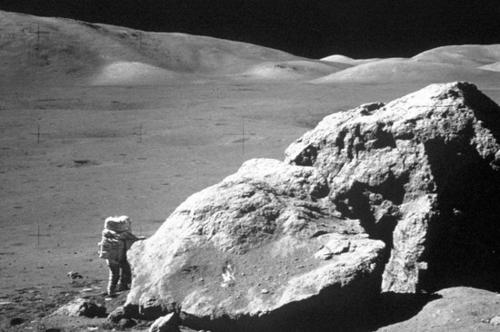 Bild: Der Astronaut Harrison H. Schmitt erkundigt die Taurus-Littrow Region auf dem Mond. Die Aufnahme wurde von Eugene A. Cernan während der Mission Apollo-17 gemacht.