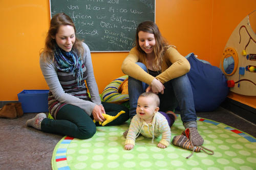 Studentin Katja (rechts) mit ihrer Tochter Anouk und Kommilitonin Bea.
