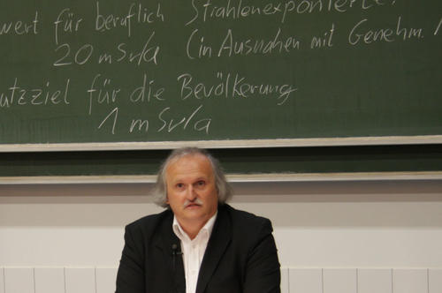 Chemieprofessor Ulrich Abram sprach mit Berliner Lehrern über die Gefahren radioaktiver Strahlung.