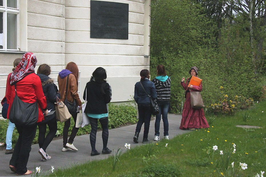 Auf der Spur von Rollenbildern: Claudia von Gélieu führte eine Mädchengruppe beim Girls' Day als Marie-Elisabeth Lüders über den Dahlemer Campus.