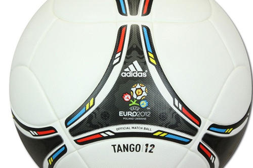 Angeschnitten: der Original-Spielball der Euro 2012.