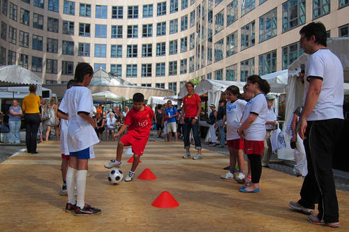 Soziale Kompetenzen spielerisch fördern: Mit dem Programm "fairplayer.sport" sollen Kinder einen gerechten und anständigen Umgang miteinander erlernen.