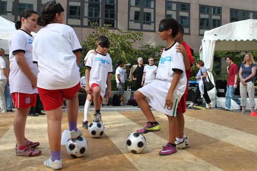Grundschüler demonstrieren im Innenhof des Bundesinneministeriums die Übungen des Programms "fairplayer.sport".