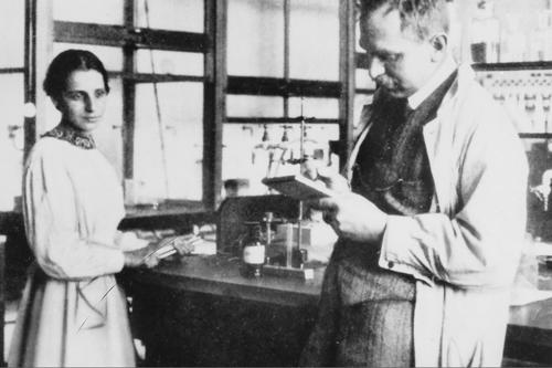 Die Kernphysikerin Lise Meitner  – hier mit ihrem Kollegen Otto Hahn auf einem Foto von 1913 – im Labor des Kaiser-Wilhelm-Instituts für Chemie, dem heutigen Institut für Biochemie der Freien Universität Berlin in Dahlem.