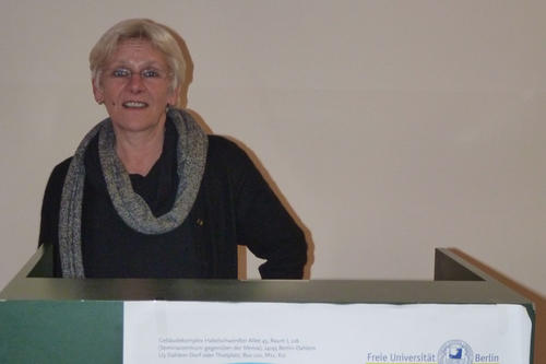 Die Physikerin und Politikwissenschaftlerin Elvira Scheich betreibt Geschlechterstudien in der Physik und Physikgeschichte.