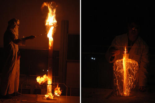 Johann Spandl (li) demonstriert eine Mehlstaubexplosion, Birk Richter (re.) zeigt das „Glühwürmchenexperiment“.