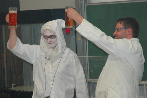 Johann Spandl (l.) und Hannes Paulas zeigen das Experiment "Bierbrauen nach Landolt