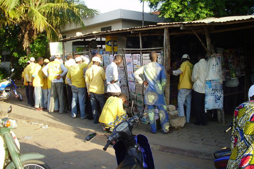 Täglich versammeln sich am größten Zeitungskiosk Benins in der Wirtschaftsmetropole Cotonou hunderte Zemidjans, die Fahrer der Motorradtaxis, um die Schlagzeilen der Zeitungen zu lesen, die neuesten Nachrichten auszutauschen und zu diskutieren.